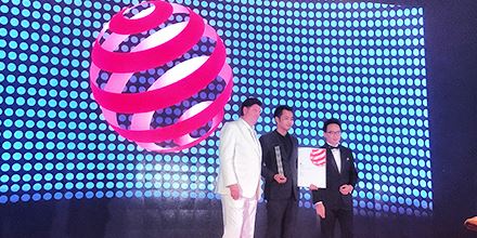 【岸峰重磅】"Halo" 智能折疊車攀頂紅點設計，斬獲2017年“紅點之星”獎?。?></p>
                            <p><br></p>
                            <p>
	熱烈祝賀岸峰工業(yè)設計斬獲
</p>
<p>
	2017年紅點概念設計至尊獎
</p>
<p>
	年度全球唯一一尊<span style=